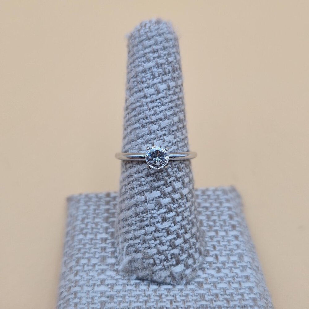 Size 8 Sterling Silver Round Cubic Zirconia Gem Band Ring A5873 - Picture 1 of 9